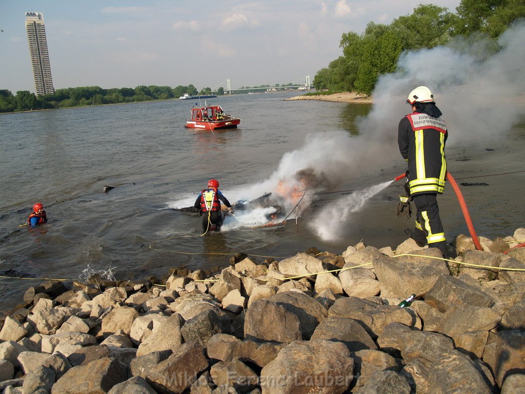 Kleine Yacht abgebrannt Koeln Hoehe Zoobruecke Rheinpark P132.JPG
